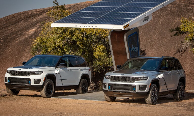 Two 2024 Jeep Grand Cherokee 4xes charging at solar station
